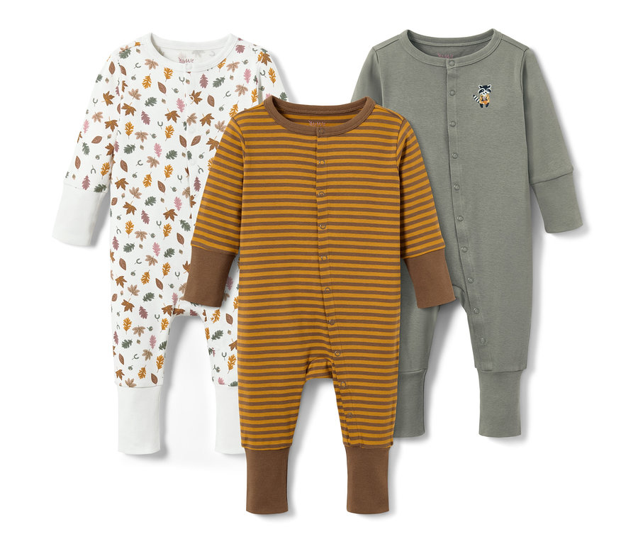 Tři dětské pyžamka s dlouhými rukávy: bílé s potiskem listů, hnědo-žluté pruhované a šedozelené s nášivkou zvířete.