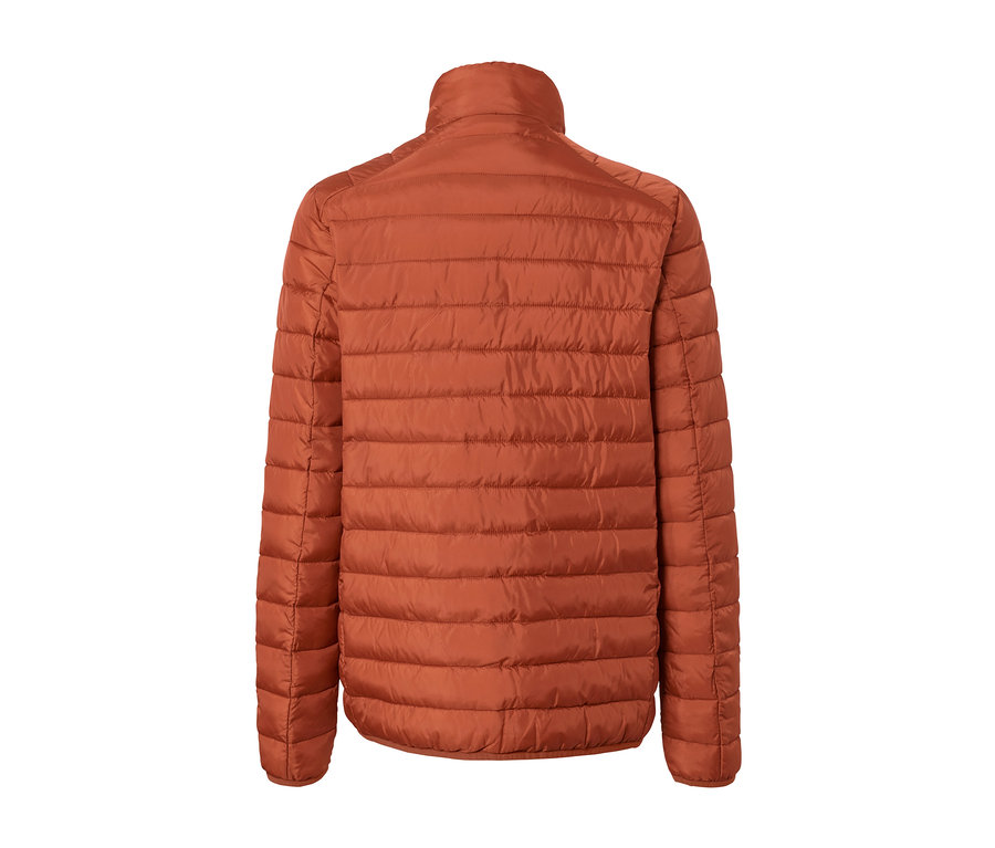 Detail zadní strany prošívané bundy.