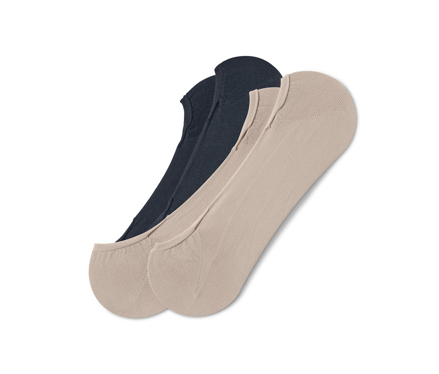 Dva páry béžových a jeden pár tmavě modrých ťapek.
