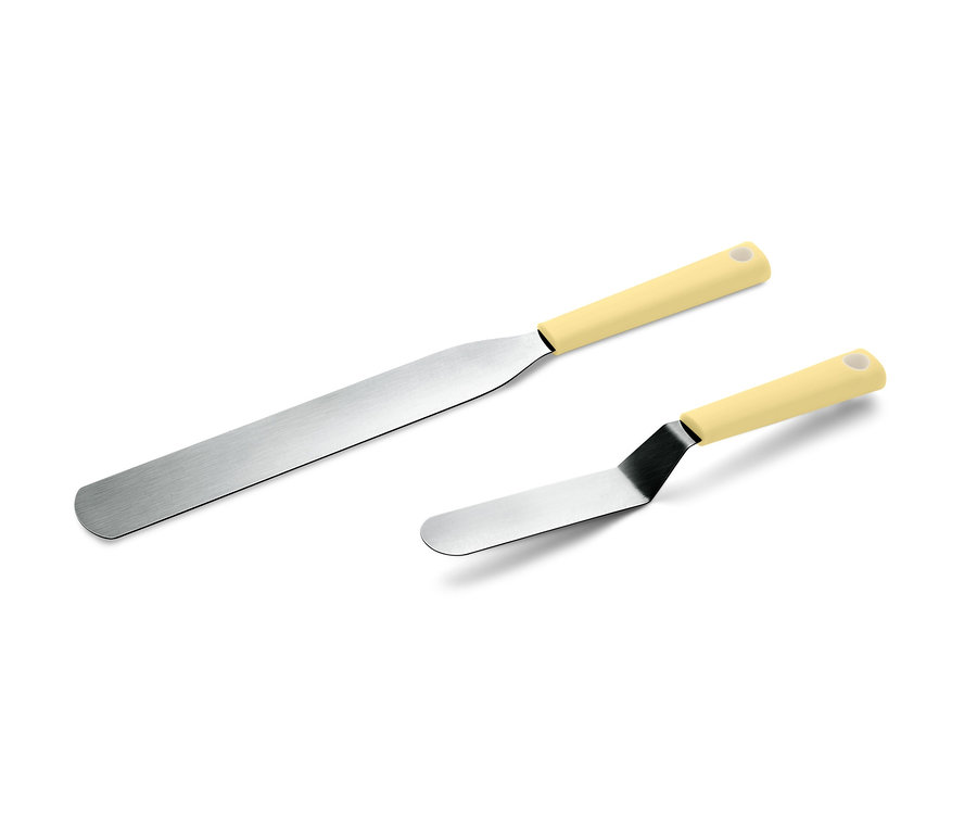 Dva roztírací nože s béžovými rukojeťmi.