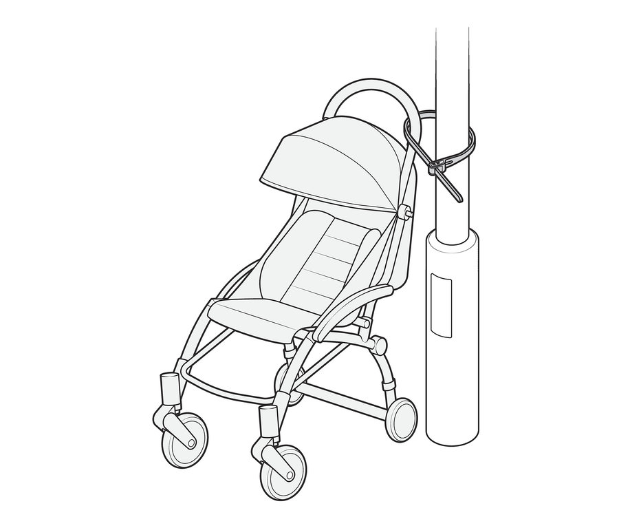 Kočárek připevněný ke sloupu pomocí kabelového zámku.