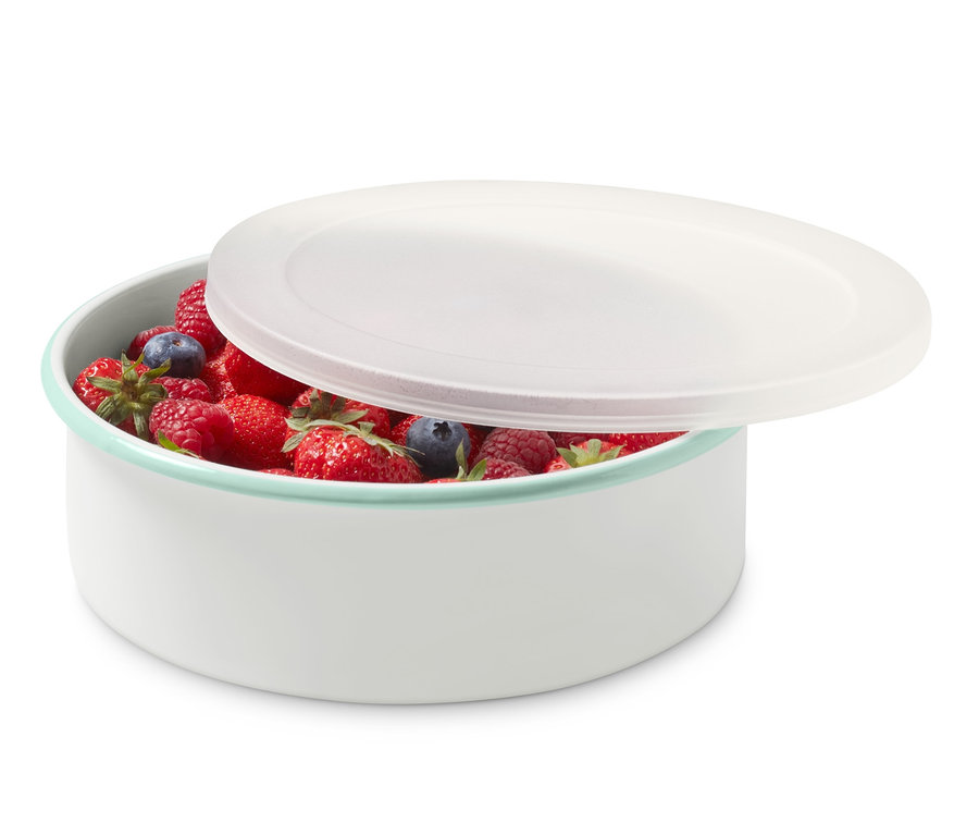 Smaltovaná forma do trouby s jahodami, malinami a borůvkami.