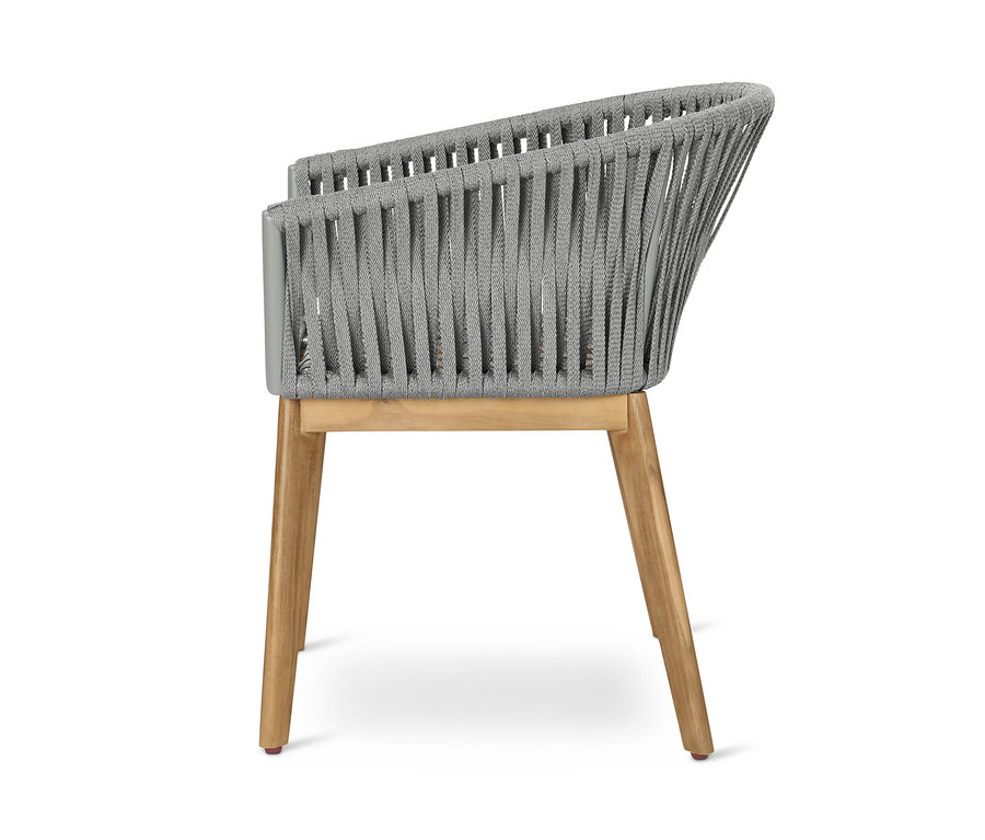 Boční pohled na jídelní křeslo s textilním výpletem a dřevěnými nohami.