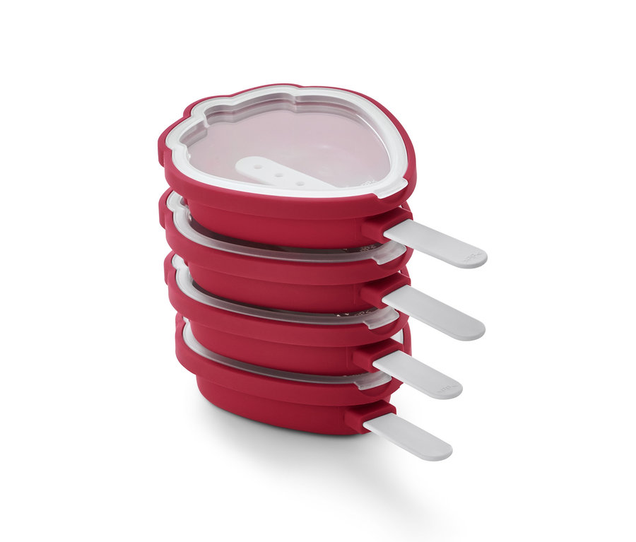 Čtyři červené formičky na nanuky naskládané na sobě.