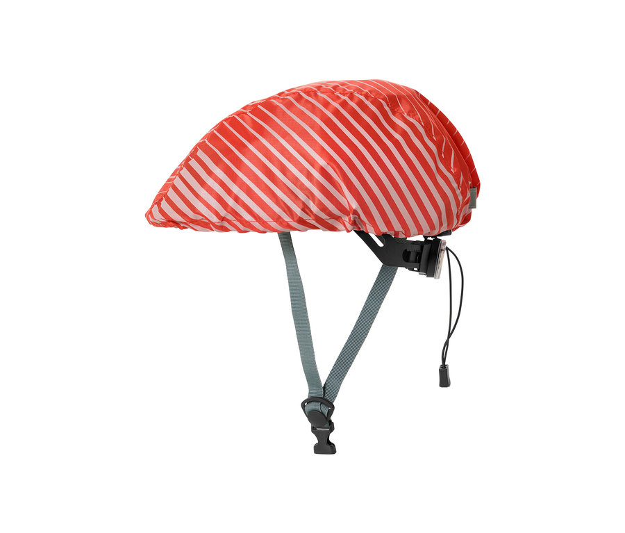 Na cyklistické helmě je natažen nepromokavý návlek na cyklistickou helmu s oranžovými a bílými pruhy.