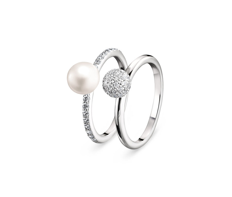 Dva stříbrné prsteny, jeden se sladkovodní perlou a druhý se zirkony.