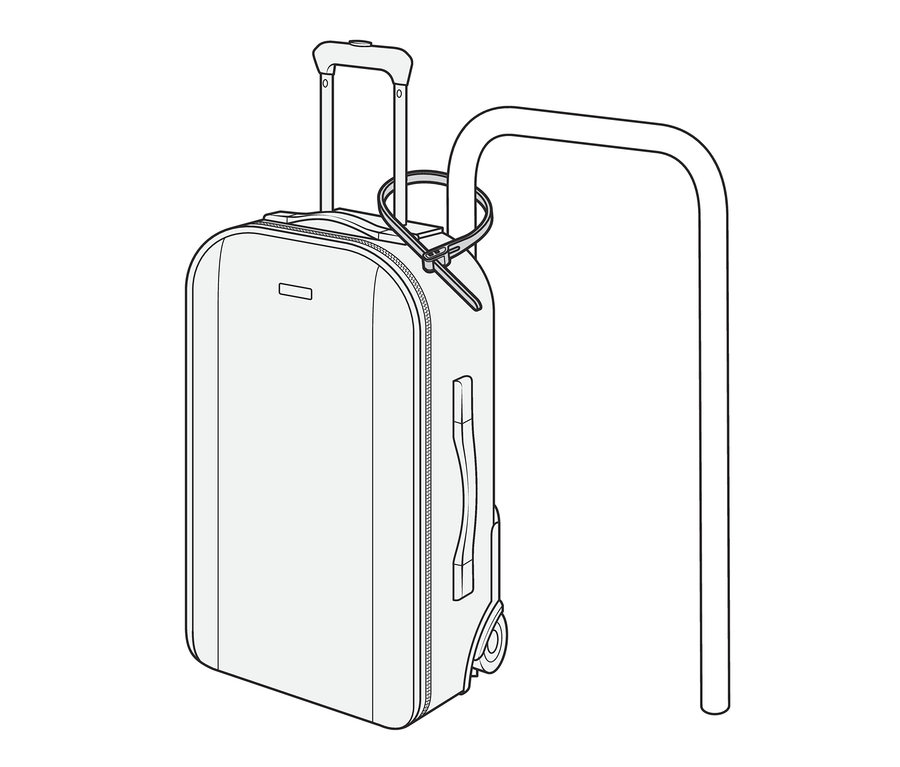 Kufr je připevněn ke kovovému rámu pomocí kabelového zámku.