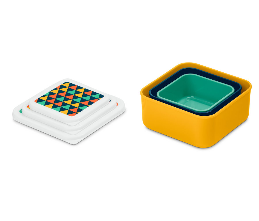 Sada tří dóz na svačinu. Dózy jsou žluté, modré a zelené. Víčka jsou bílá s barevnými trojúhelníky.