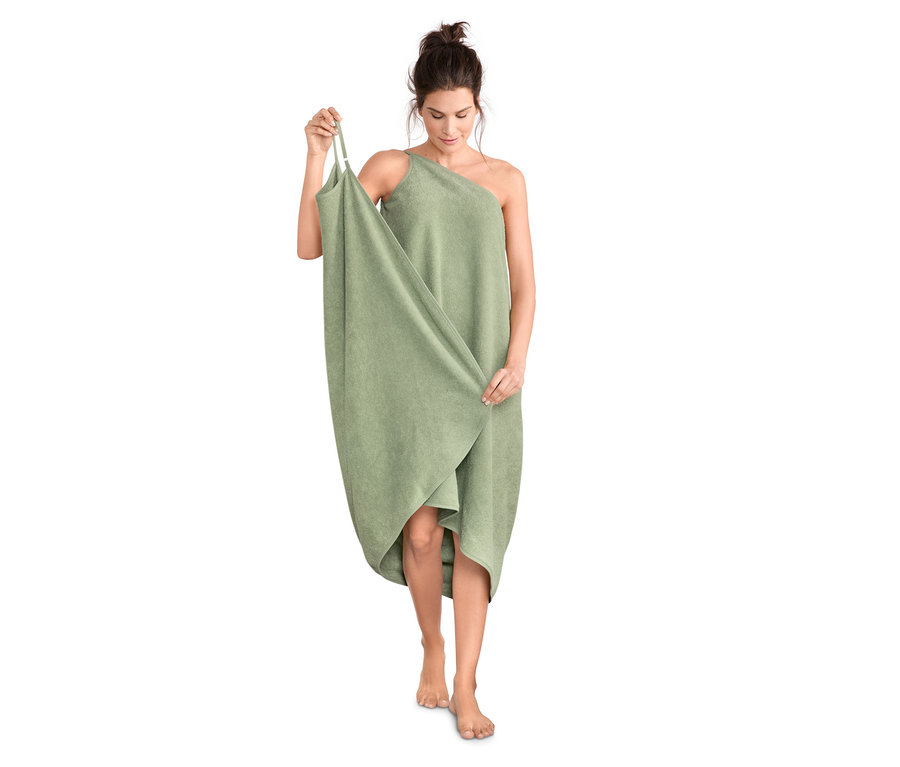 Žena nosí zelené ručníkové šaty.