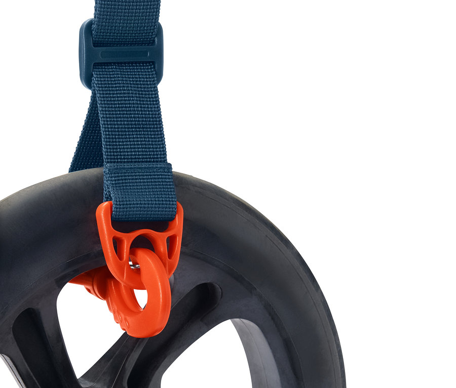 Detail záběru multifunkčního popruhu připevněného k černé houpačce.