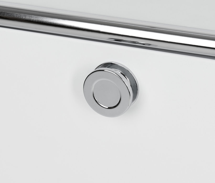 Detail bílého kovového barového vozíku s chromovanou rukojetí a kulatým knoflíkem.