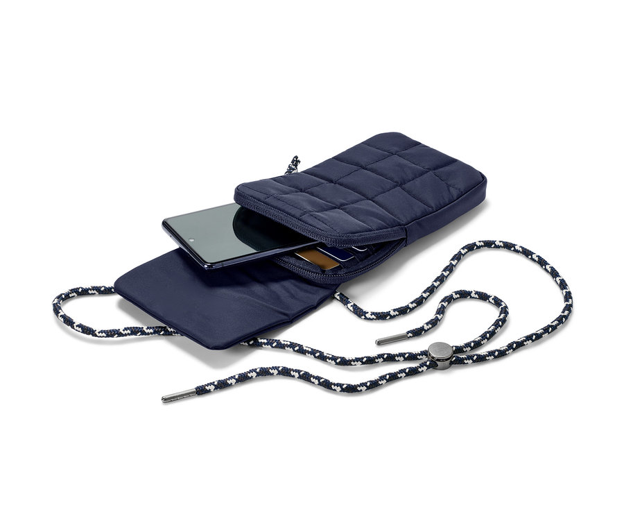 Tmavě modré izolované pouzdro na smartphone s telefonem a kartami uvnitř.
