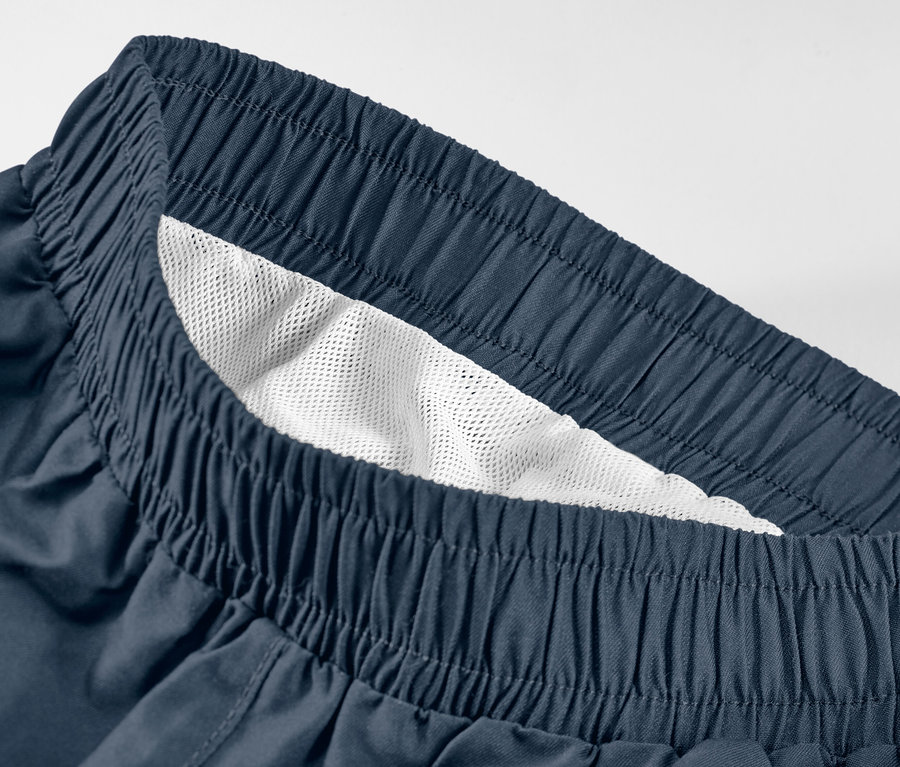 Detail chlapeckých koupacích šortek s motivem moře.