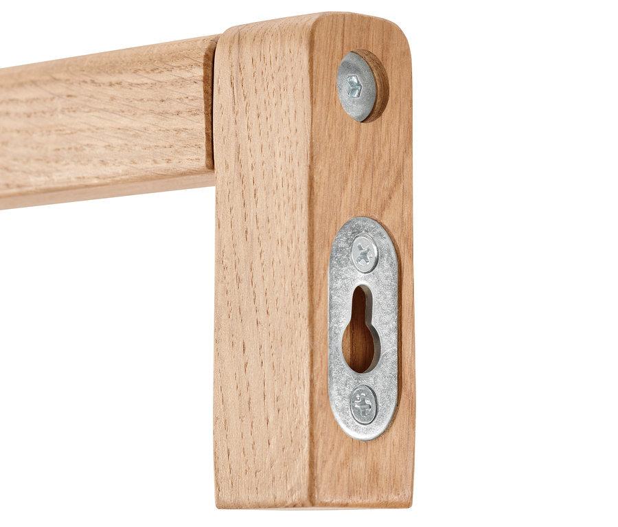 Detail dřevěného věšáku na šaty.