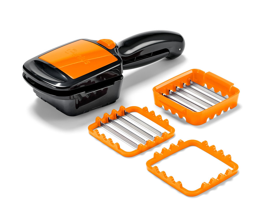 Černý kráječ Nicer Dicer Quick XXL se 4dílnou sadou a oranžovými doplňky na bílém pozadí.