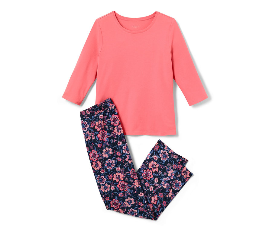 Růžové pyžamo s květinovými kalhotami.