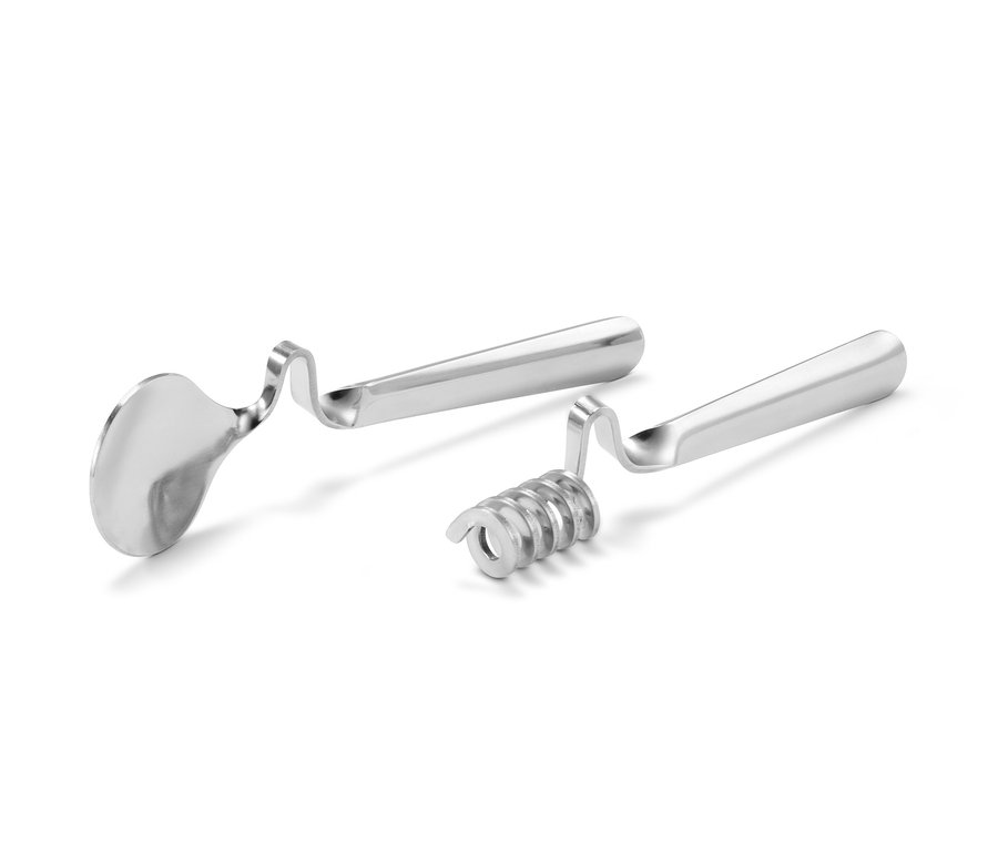 Dvě lžičky na marmeládu a med na bílém pozadí.