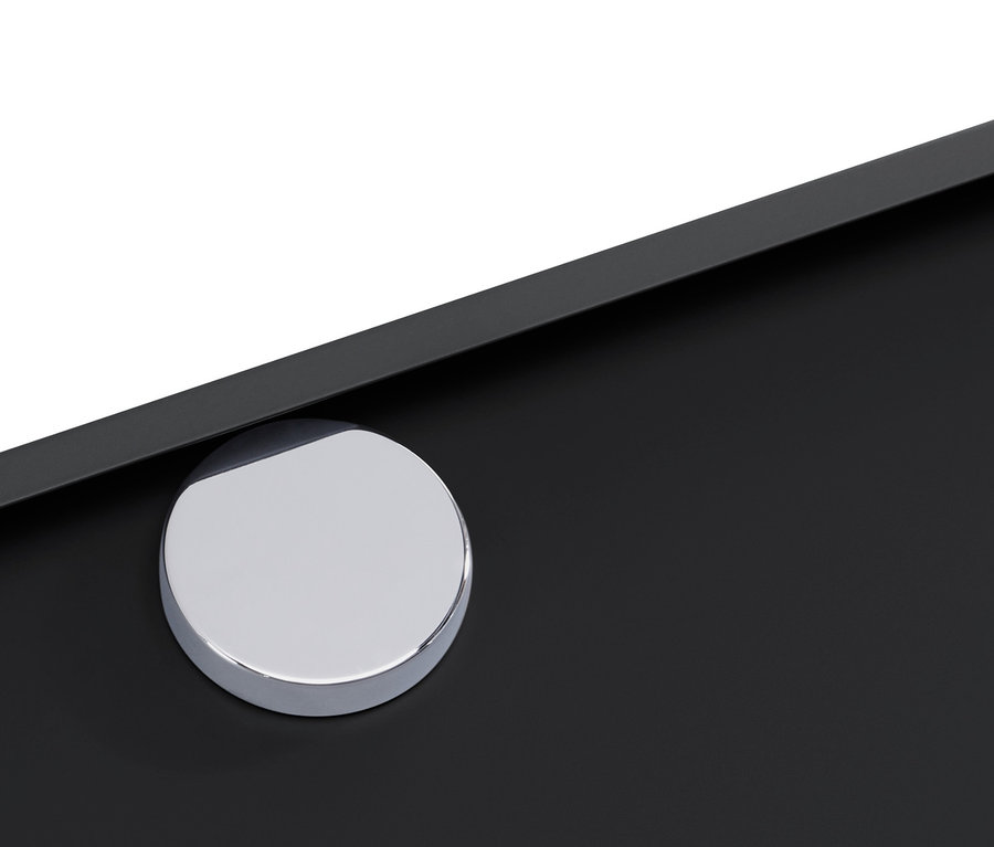 Detail černé odkládací skříňky CN3 s kulatým stříbrným úchytem.