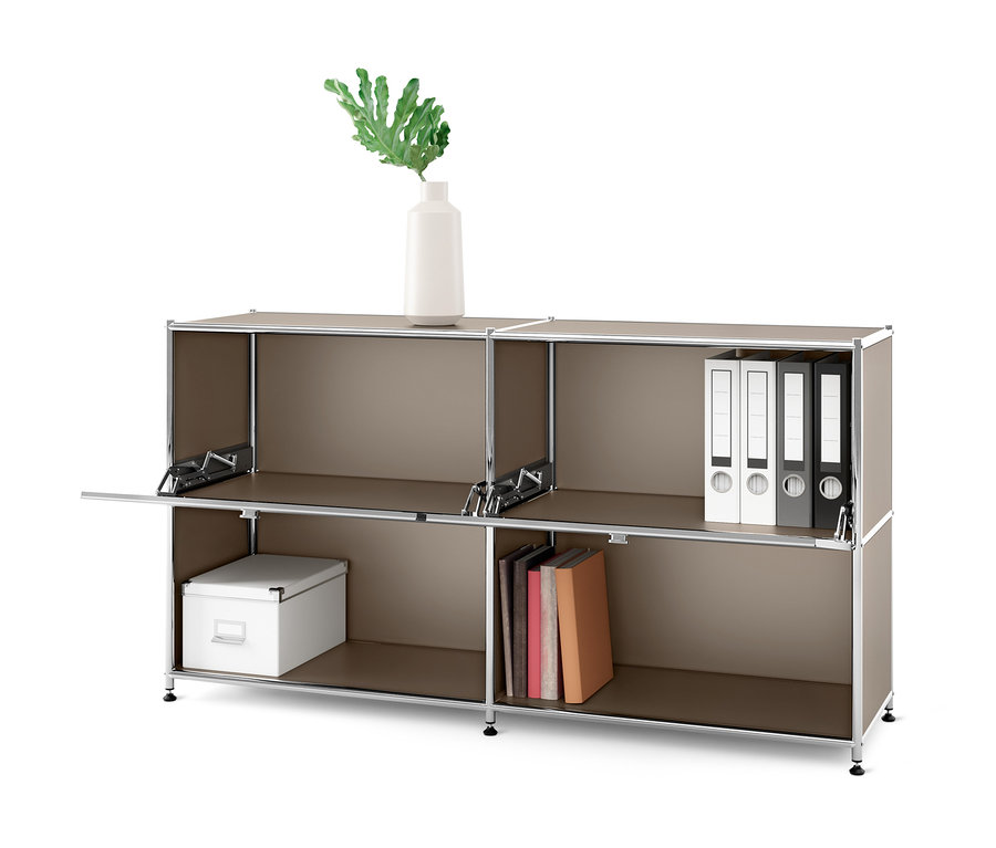 Šedobéžová kovová odkládací skříňka CN3 s jedněmi otevřenými a jedněmi zavřenými výklopnými dvířky.