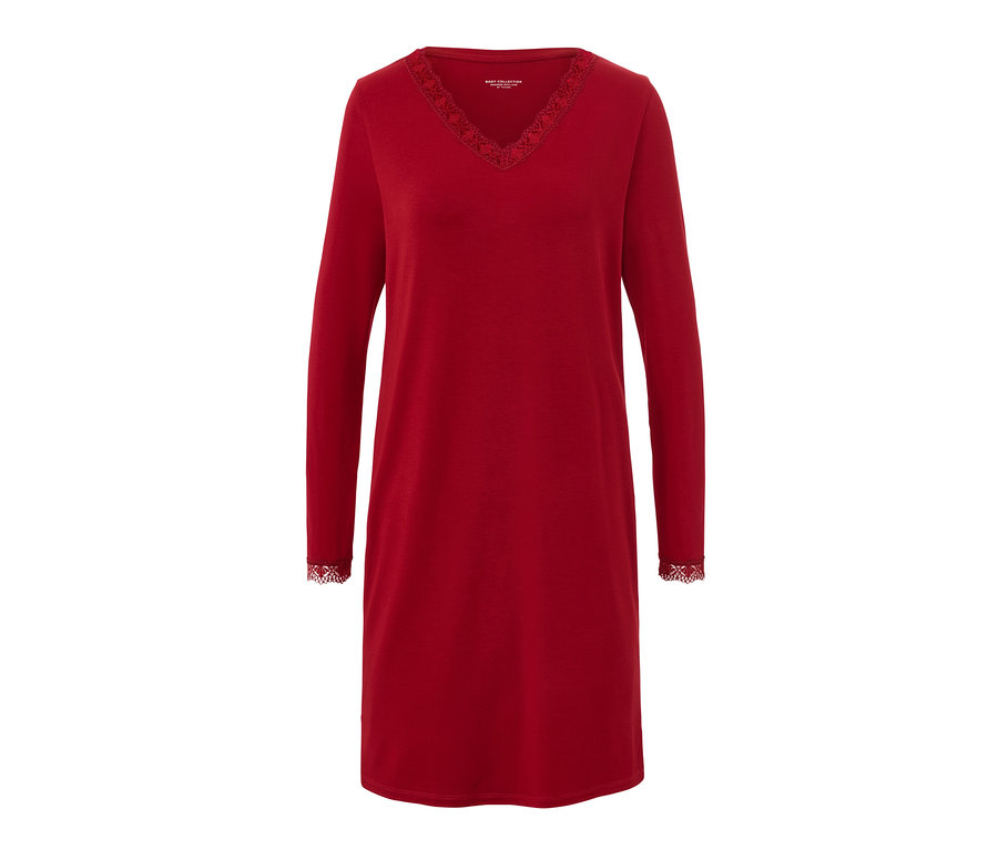 Červená noční košile s krajkovým lemováním na výstřihu do V a na koncích dlouhých rukávů.