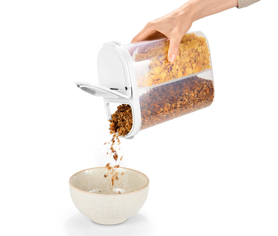 Ruka s dózou na potraviny 2 v 1 sypající granolu do misky.