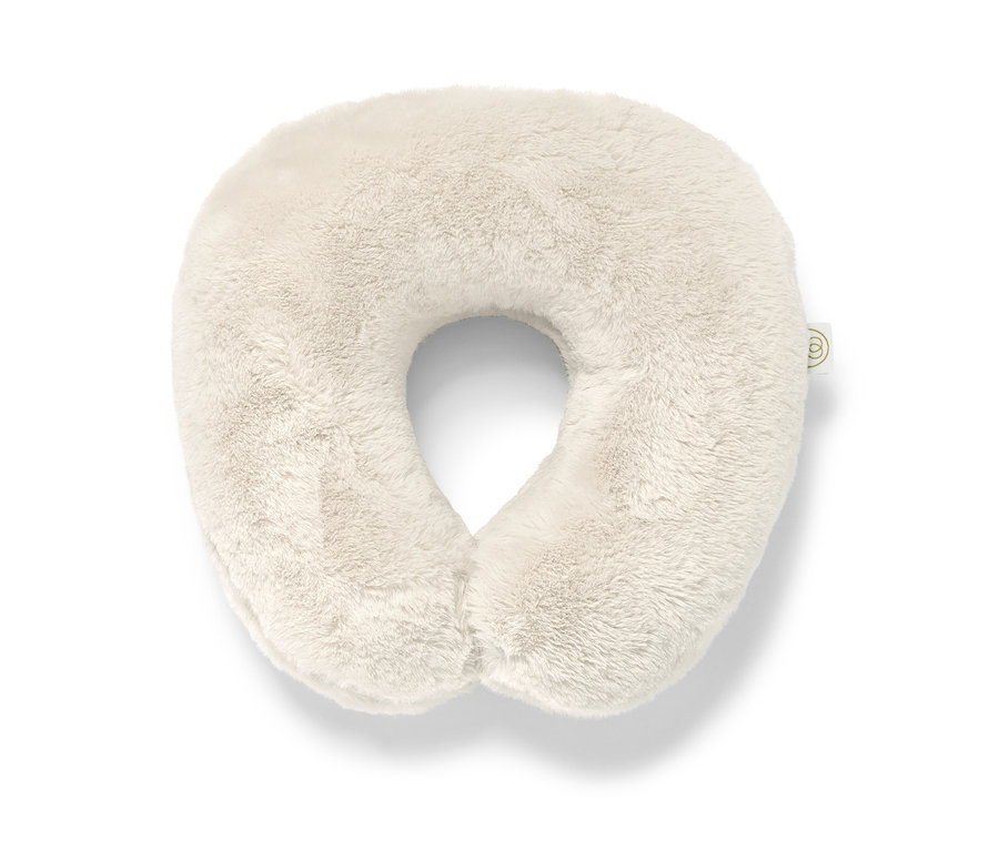 Polštářek na krk z paměťové pěny v krémové barvě.
