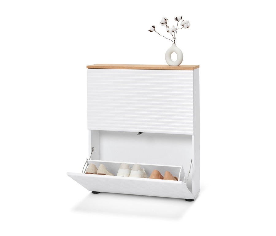 Výklopný botník se 2 přihrádkami, s páry bot v otevřené přihrádce a vázou s bavlníkovými větvičkami nahoře.