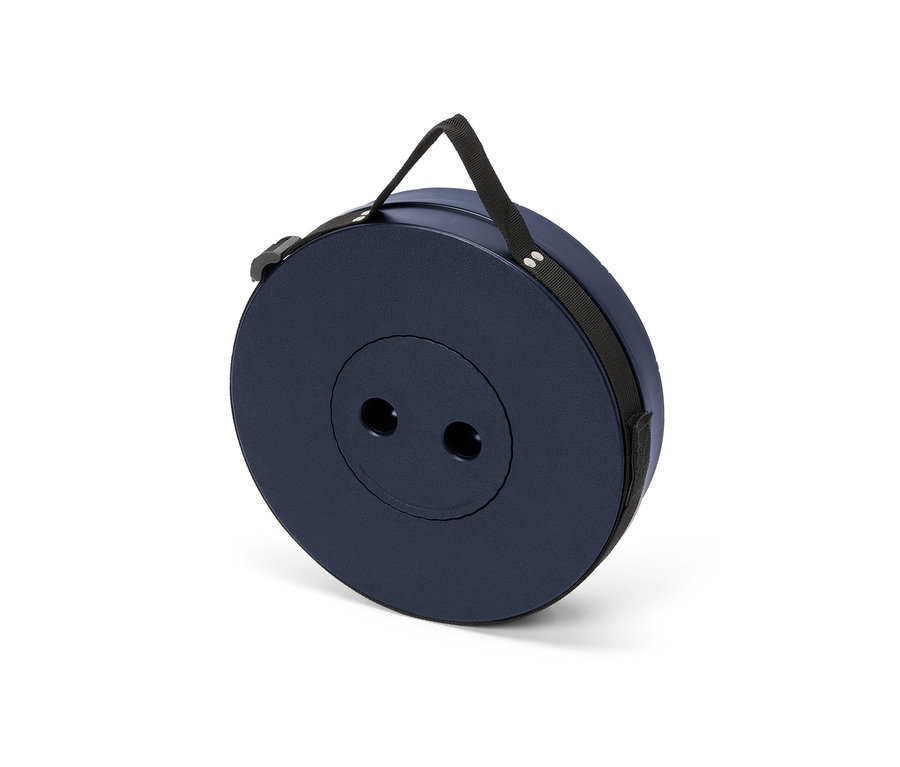 Složená teleskopická kempingová stolička s popruhem.