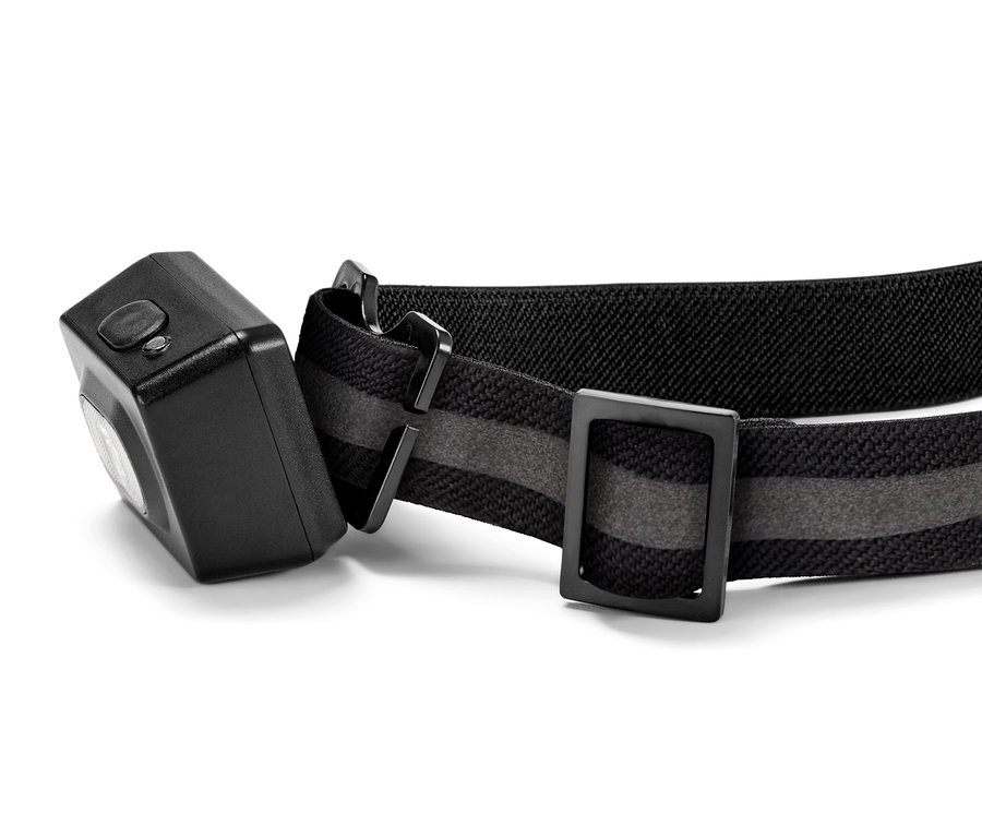 Detail černé čelovky s nastavitelným popruhem.