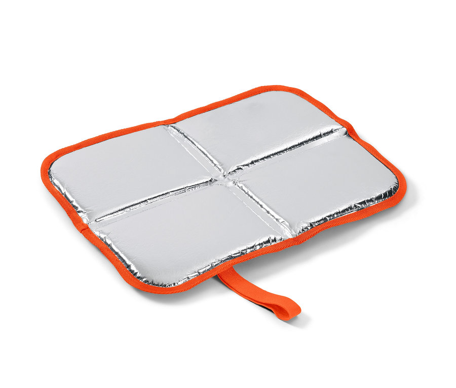 Skládací podsedák se stříbrným povrchem a oranžovým lemem.