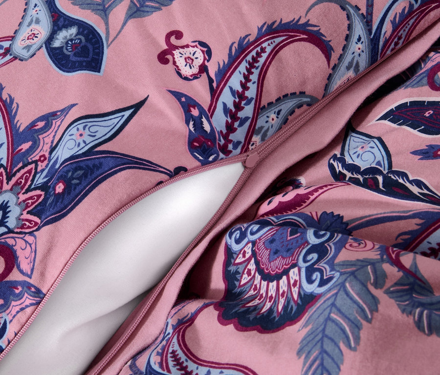 Detail růžového povlečení ze zimního žerzeje s květinovým vzorem a zipem.