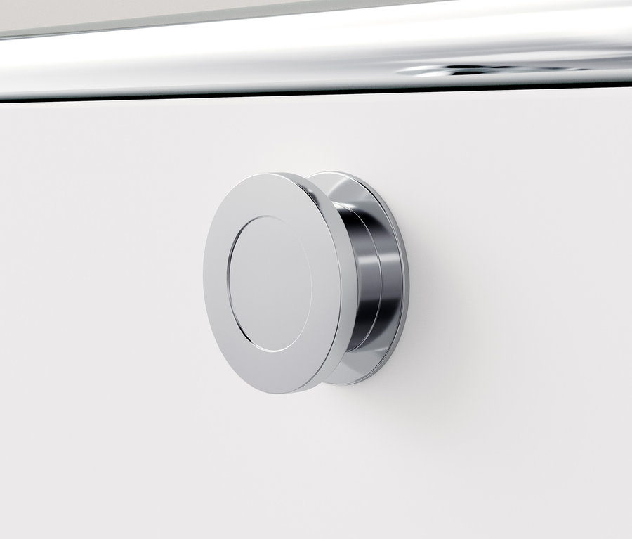 Detail bílé kovové komody »CN3« s kulatou stříbrnou rukojetí.