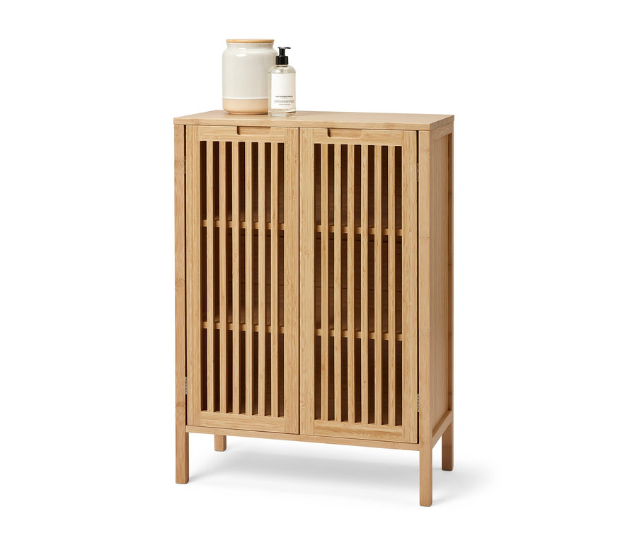 Bambusová odkládací skříňka se dvěma dvířky. Na skříňce stojí dóza a dávkovač mýdla.