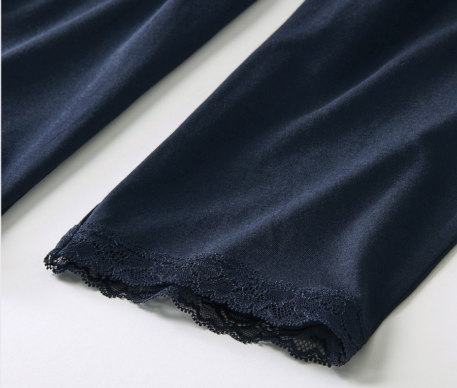 Detail tmavě modrého pyžama s krajkou.