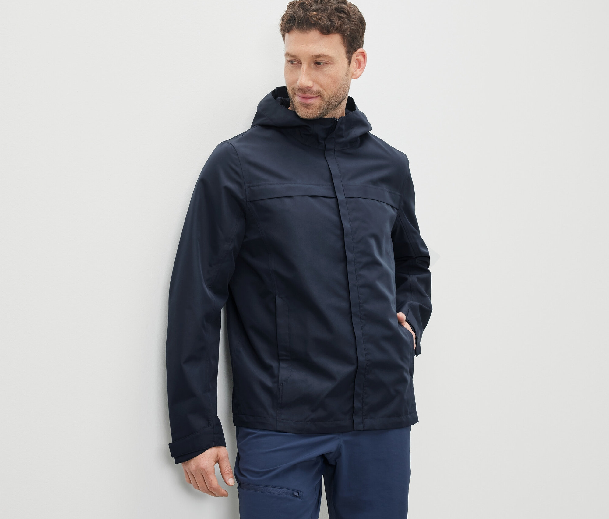 Muž má na sobě tmavě modrou funkční parku.