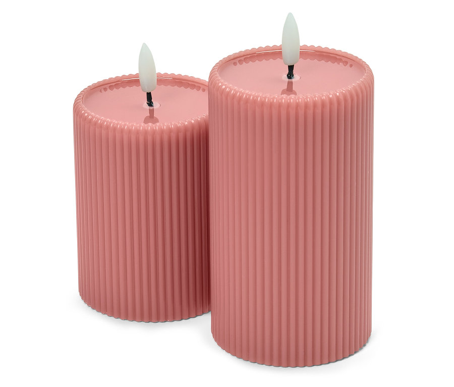 Dvě růžové sloupové svíčky s žebrovaným povrchem a LED plameny.