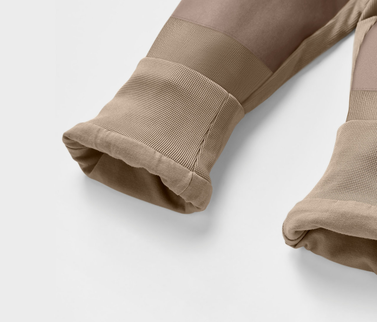 Detail hnědých dětských manšestrových outdoorových kalhot.