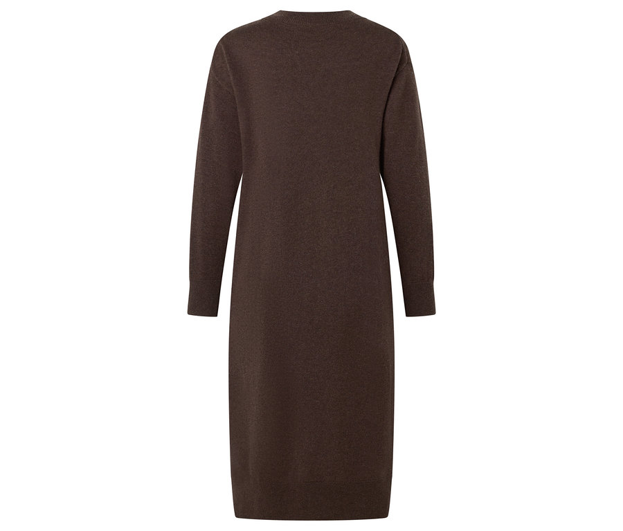Pohled zezadu na hnědé pletené šaty s dlouhým rukávem.