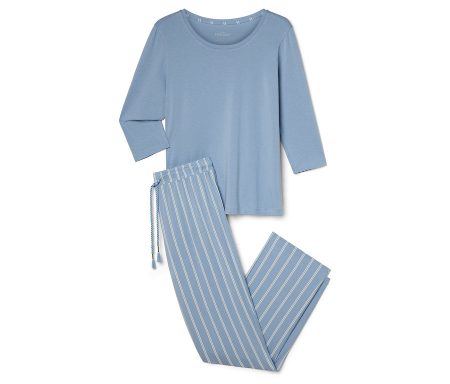Světle modré pyžamo s topem s tříčtvrtečním rukávem a pruhovanými kalhotami.