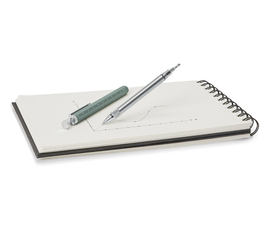 Na notesu leží zelená a stříbrná multifunkční tužka.