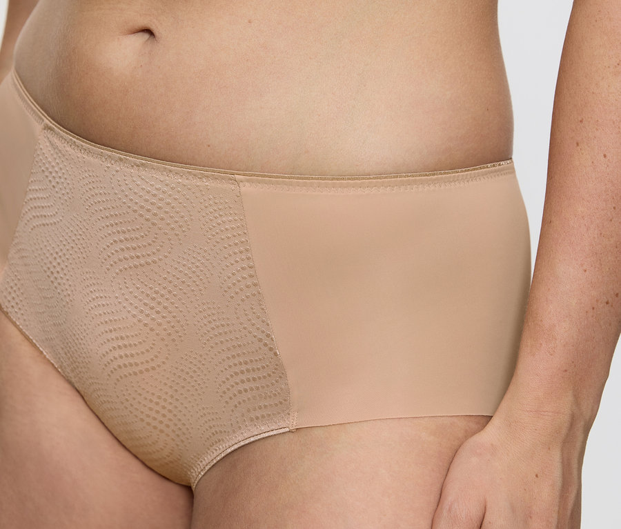 Detail dámských kalhotek Triumph Essential »Minimizer Hipster X«, skin barvy.
