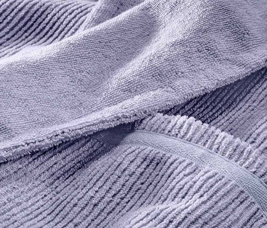 Detail modré froté osušky s texturou.