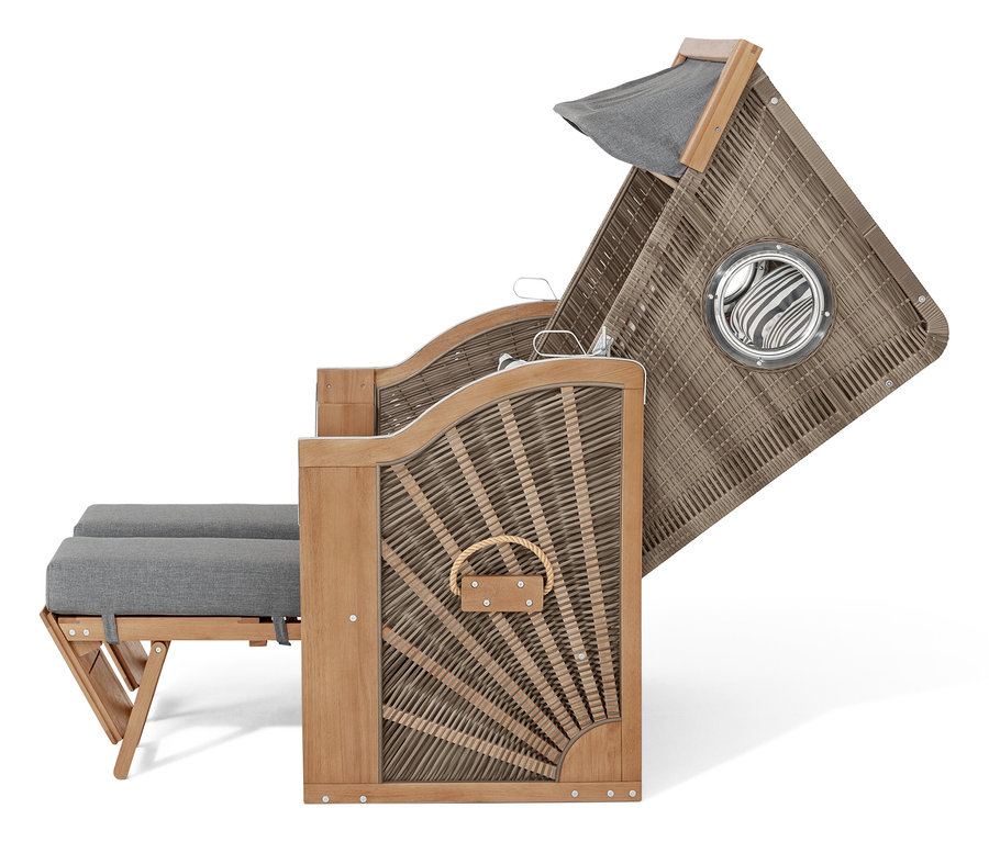 Proutěný plážový koš s šedými polštáři a plátěnou stříškou.