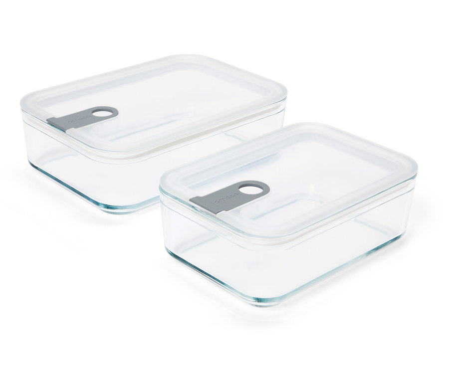 Dvě průhledné obdélníkové skleněné nádoby s šedými víčky na bílém pozadí.
