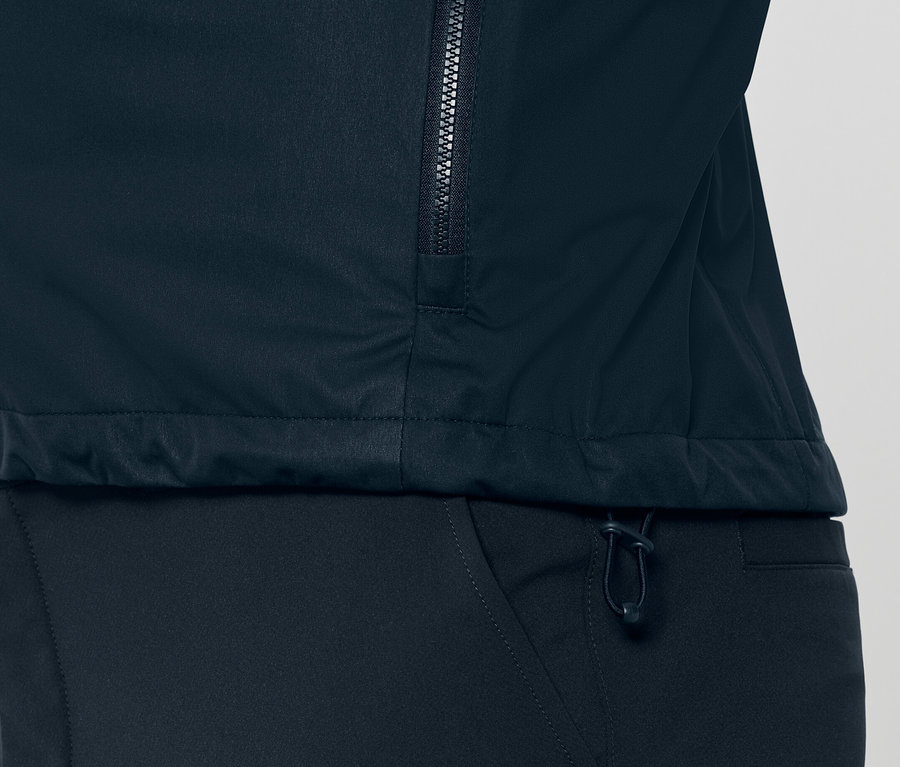 Detail softshellové vesty a kalhot.