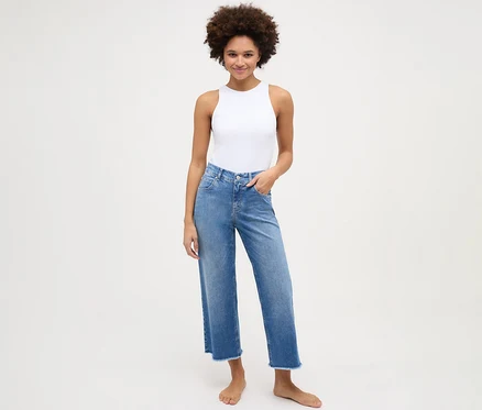 Žena má na sobě džíny Angels »Linn« culotte s roztřepenými nohavicemi, light blue.