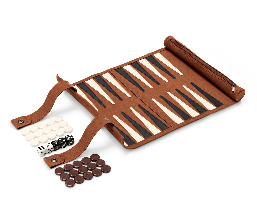 Rozložená hra backgammon s hracími kameny a kostkami.