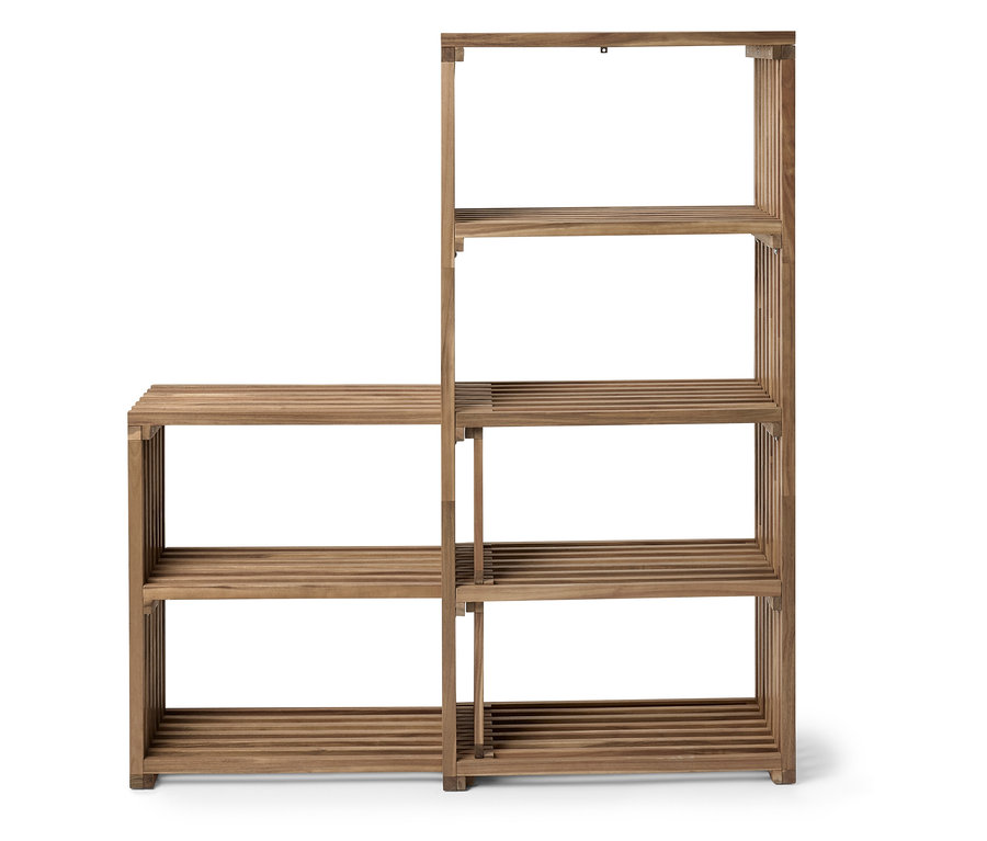 Dřevěný regál se čtyřmi policemi na pravé straně a dvěma policemi na levé straně.