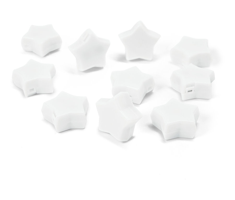 Deset bílých hvězdicových korálků leží na bílém povrchu.