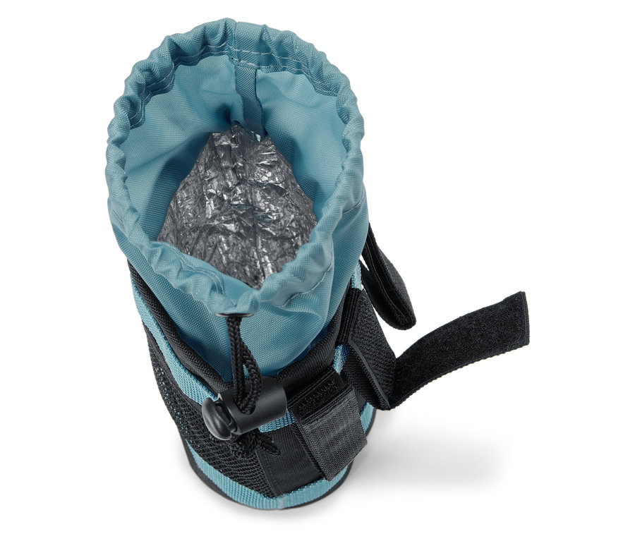 Otevřený, světle modrý sáček na pamlsky s černou síťovinou a stříbrným obsahem stojí na bílém pozadí.